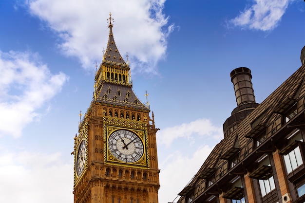 Big ben london torre dell'orologio nel regno unito tamigi