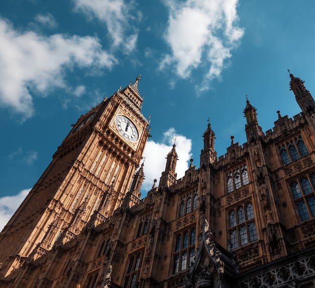 Big ben, londra, regno unito. una vista del famoso punto di riferimento di londra, la torre dell'orologio conosciuta come big ben. la torre gotica è un iconico punto di riferimento londinese delle houses of parliament