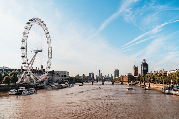 英国ロンドンのビッグベンとウェストミンスター橋