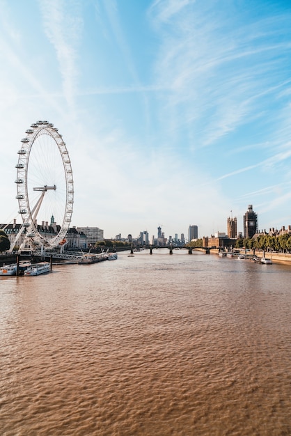 イギリス、ロンドンのテムズ川とビッグベンとウェストミンスター橋