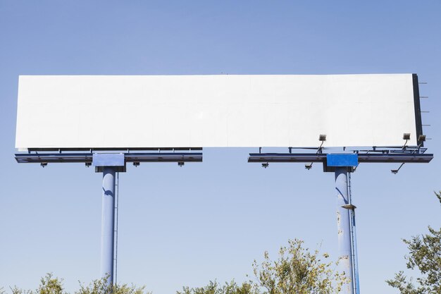 Foto grande cartellone pubblicitario vuoto su sfondo blu alta qualità e risoluzione bel concetto fotografico