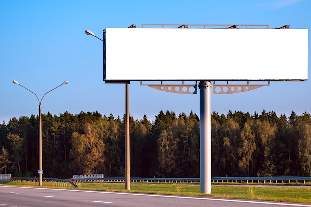 Grande mock-up cartellone vuoto lungo l'autostrada contro la foresta