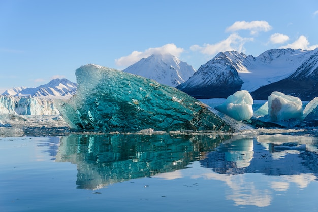 Photo big blue piece of ice in arctic sea