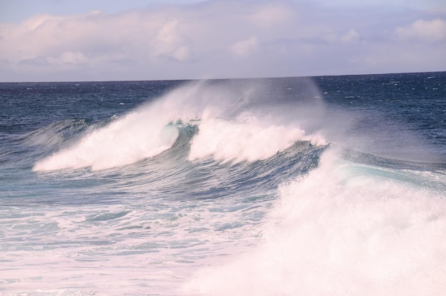 大西洋で大きな青い波が砕ける