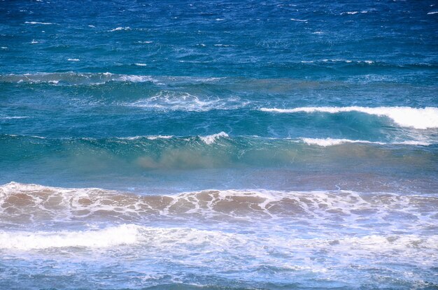 Foto la grande onda blu si infrange nell'oceano atlantico