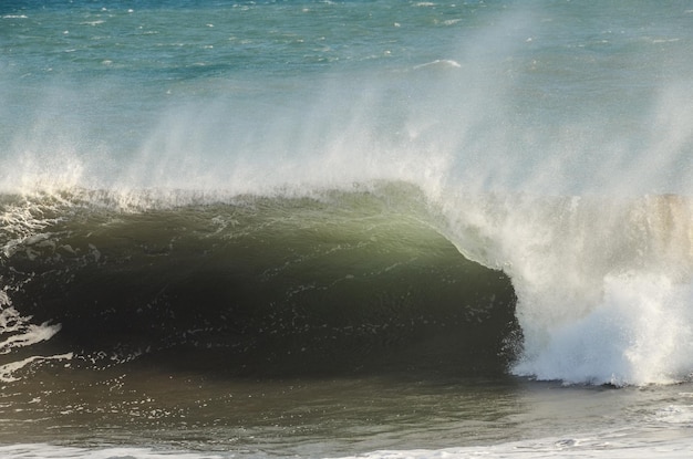 La grande onda blu si infrange nell'oceano atlantico