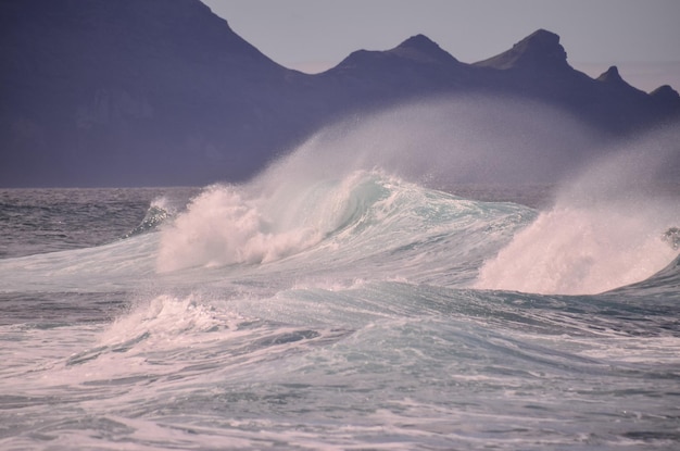 Big Blue Wave Breaks in de Atlantische Oceaan