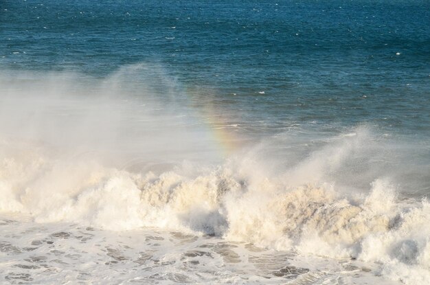 Big Blue Wave Breaks in de Atlantische Oceaan