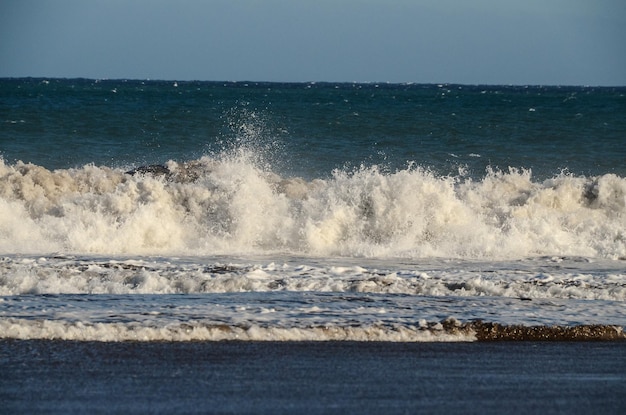 Big Blue Wave Breaks in de Atlantische Oceaan