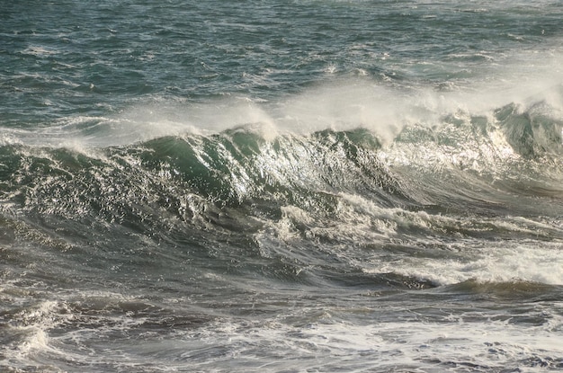Фото Большая голубая волна разбивается в атлантическом океане