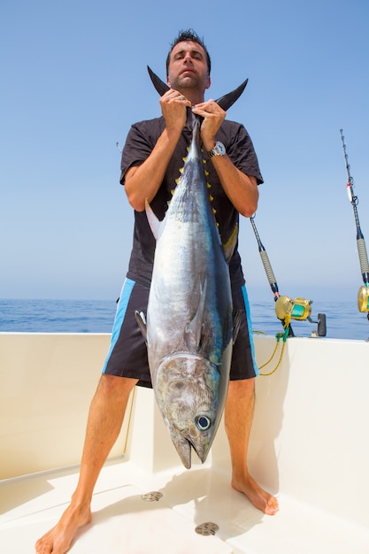большой улов синего тунца рыбака на лодке троллинг