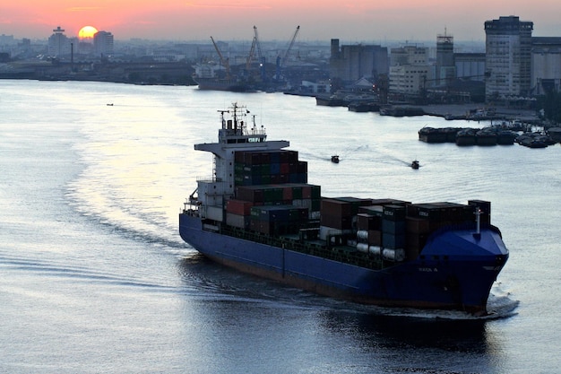 Photo a big boat came on the river.