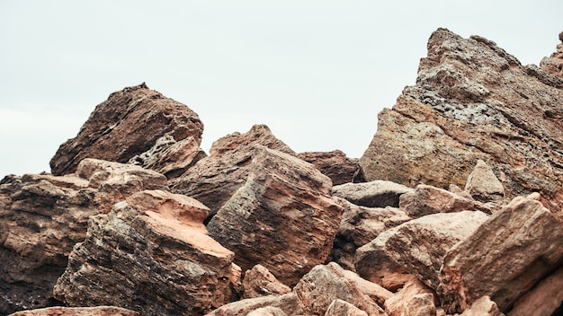 Photo big boulders on the beach nature landscape sky and rocks