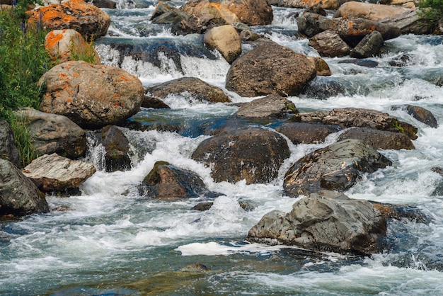 Grandi massi nel torrente di montagna