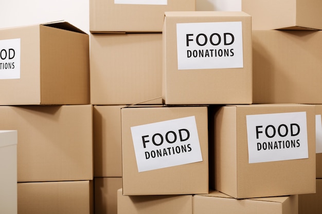Grandi scatole per la donazione di cibo in piedi negozio in un magazzino