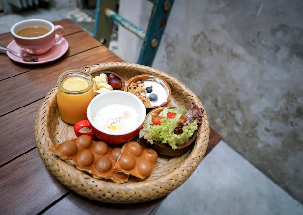 木製のテーブルでの大きな朝食