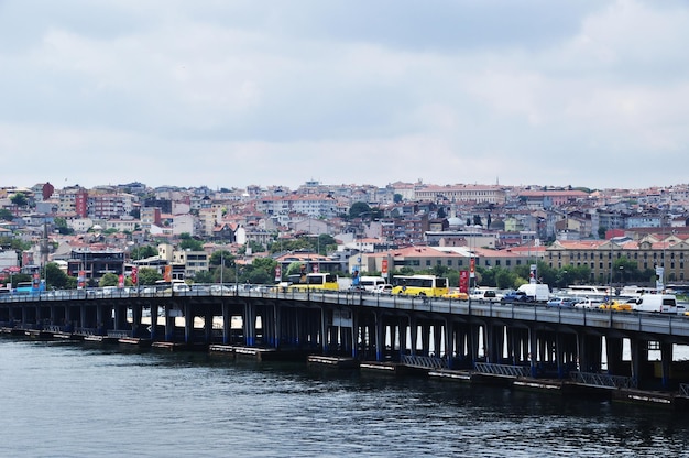 Большой мост через пролив. Большое количество машин на мосту. Перед бурей. 09 июля 2021 года, Стамбул, Турция.