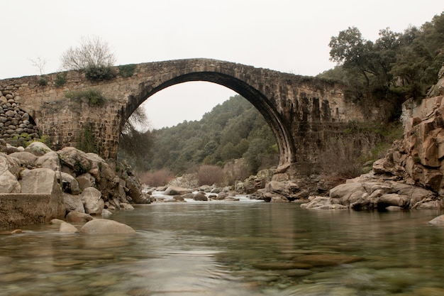 Foto grande ponte con cascata in estremadura