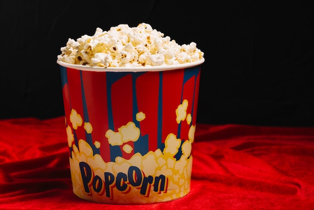 Photo big bucket of delicious popcorn