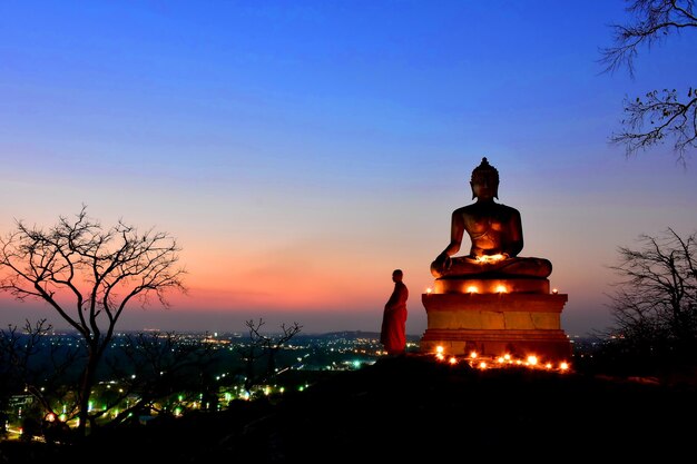 Photo big buddha statue was built on a high hilltop made colourful sky