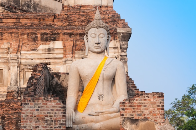 Wat Yai Chaimongkol Ayutthaya 사원의 큰 불상 상태는 태국의 옛 수도였습니다.