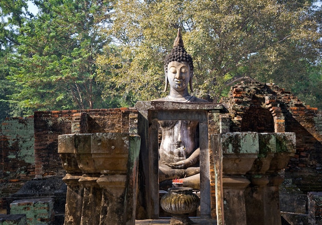 Фото Большой приятель wat wat sri в парке sukhothai историческом таиланда.