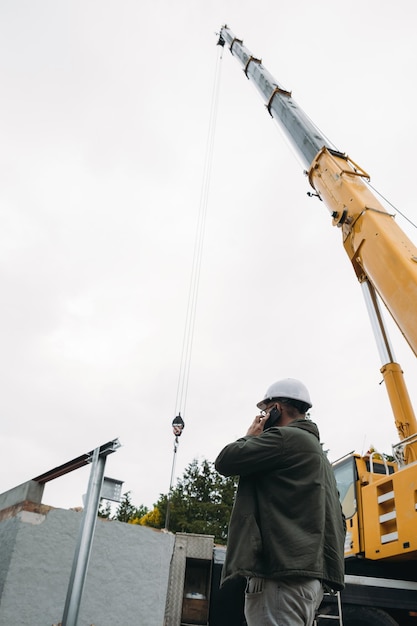 Grande gru da costruzione in cantiere