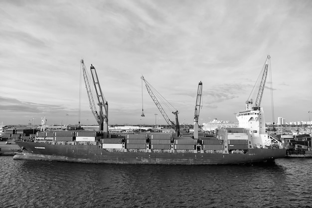 Большой грузовой корабль или баржа со многими транспортными контейнерами