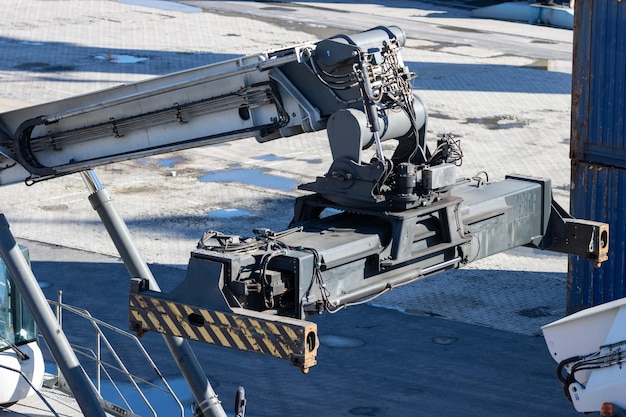 Big cargo spreader for container lifting at the seaport