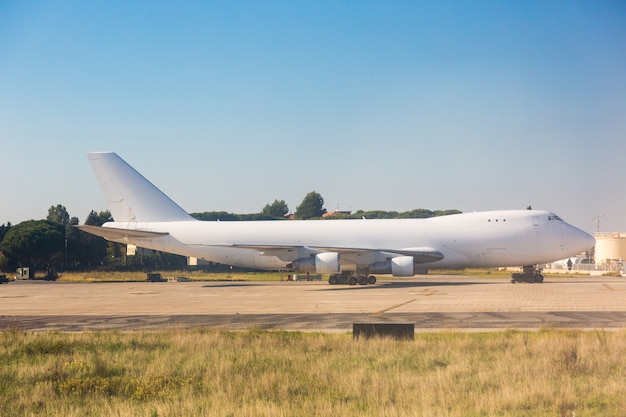 Big Cargo-vliegtuig op het parkeerterrein van de luchthaven