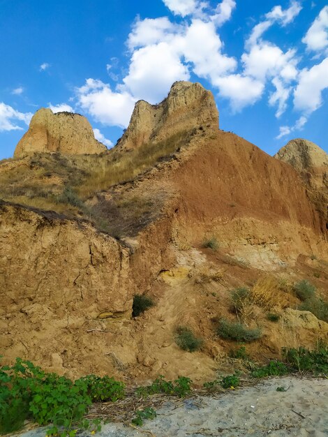 河口スタニスラフ粘土山のほとりにあるヘルソン地域の大きな洞窟峡谷と黒海ウクライナ砂丘近くのドニエプル川湾の上の峡谷