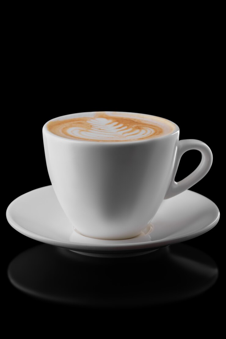 Photo big ceramic cup of cappuccino isolated