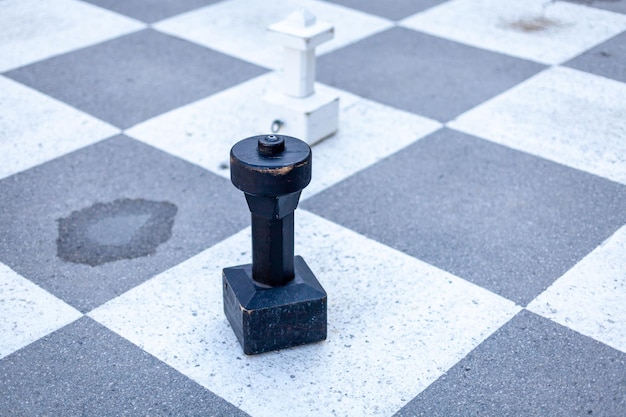도시 공원의 보도에 큰 체스