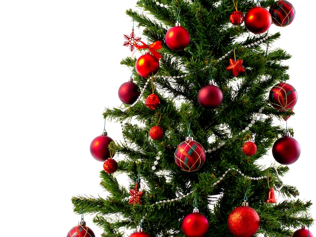 별과 아름다운 빨간 공으로 장식 된 큰 크리스마스 트리는 축제를 축하합니다.