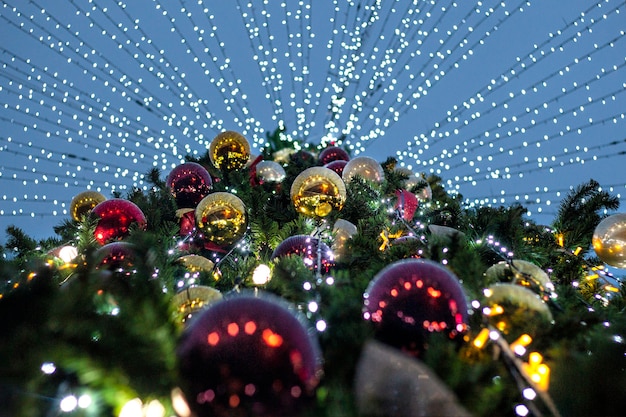 Photo big christmas tree with balloons