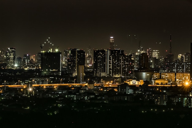 夜の高層ビルでいっぱいの大都市