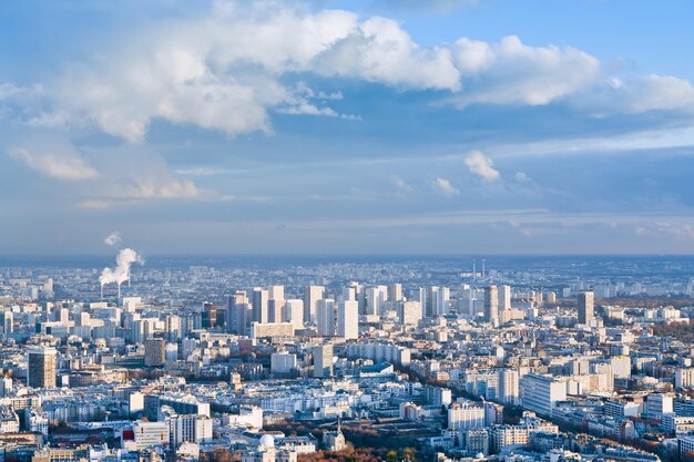 高い青空の下の大都市