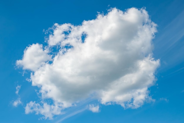 青い空の大きな雲青い空と夏の風の強い天気の多くの雲