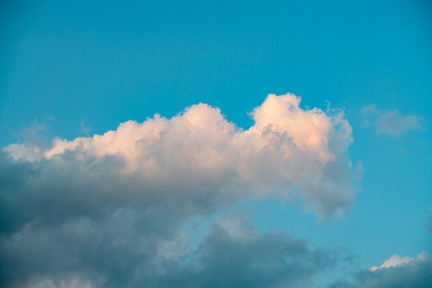 日没前の空の大きな雲、背景画像