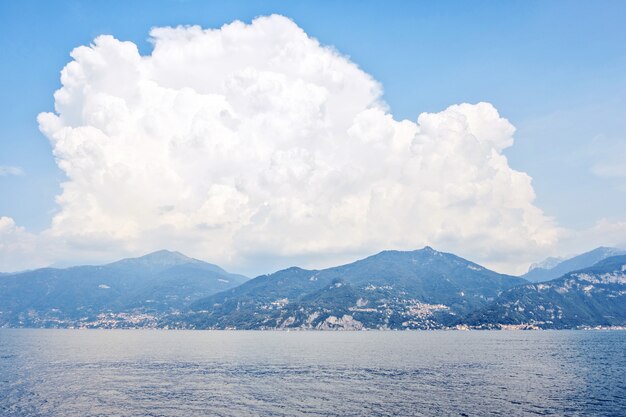 コモ湖の山の上の大きな雲