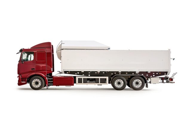 Photo a big contemporary truck with a white trailer and a red cab seen from the side on a white background