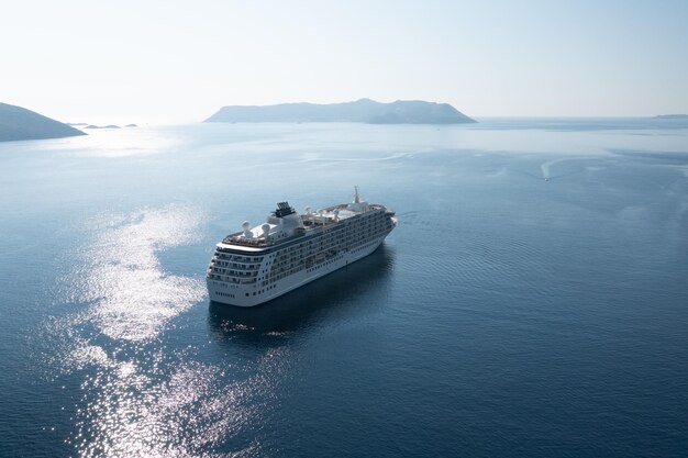 Photo big cruise ship in calm sea bay aerial view of liner in mediterranean sea