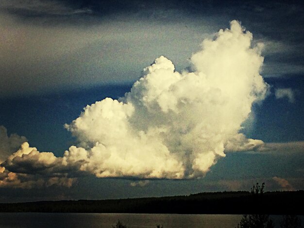 사진 풍경 위 에 있는 큰 구름 들