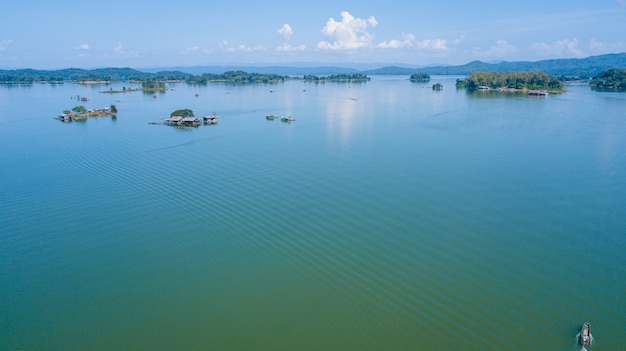 Photo big dam with boats