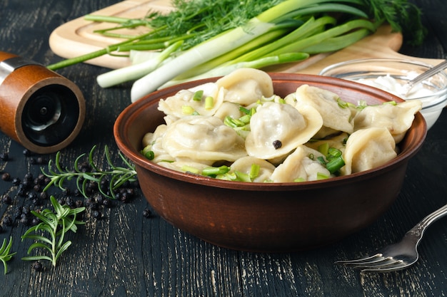 삶은 고기 만두의 큰 접시-Pelmeni