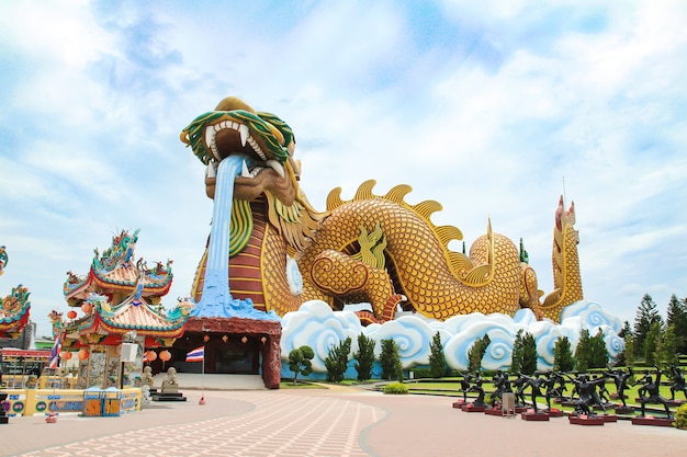 Статуя большого дракона в музее потомков драконов в Супхане Бури, Таиланд.