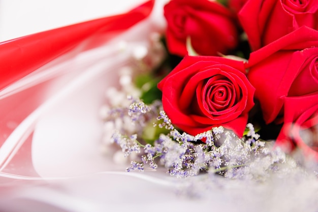 Photo a big elegance and luxury bouquet made of red roses beautiful arrangement colorful bunch