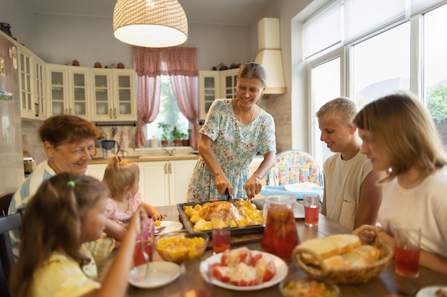 Grande famiglia a tavola a casa.