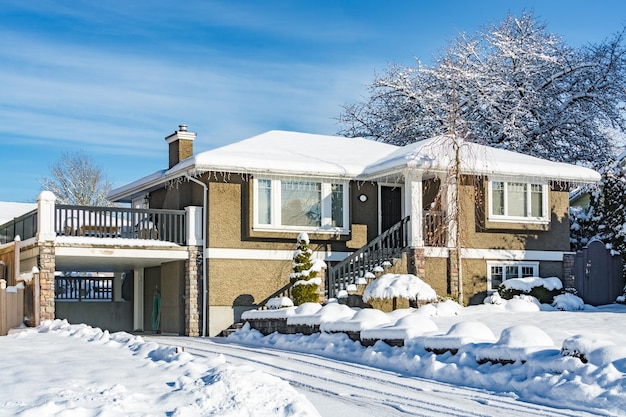 Photo big family house in snow on winter season in canada