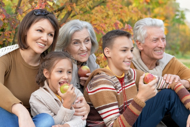 Большая семья на пикнике на открытом воздухе осенью